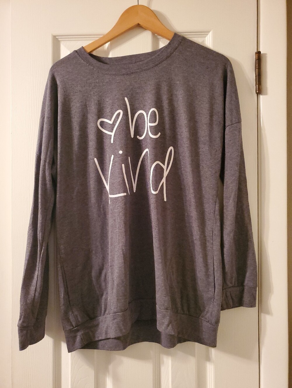 Be Kind Long-Sleeve Crewneck Long Sleeve Shirt Medium Preowned